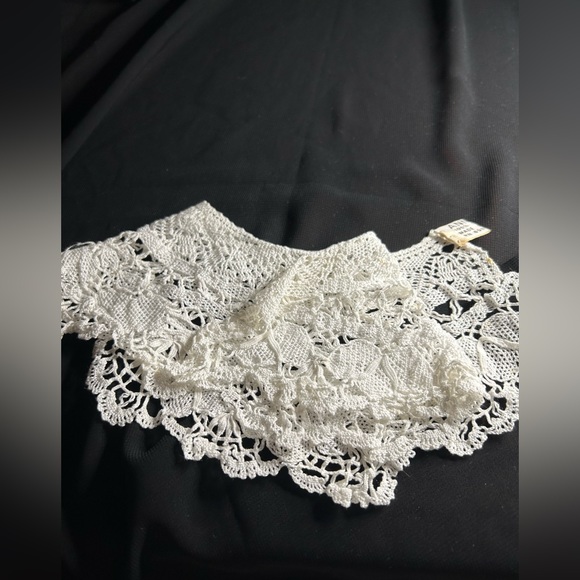 ANNIE VTG Crocheted Attachable pin on Collar. Clean, no stains. - Picture 7 of 7